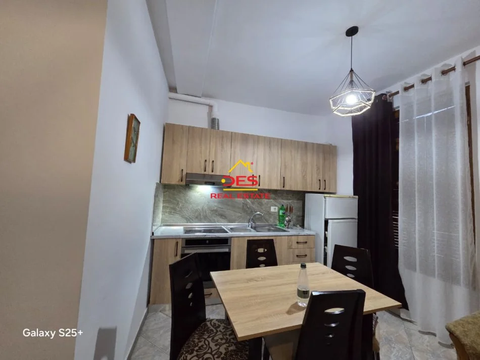 Vlore, jepet me qera apartament 1+1+Ballkon Kati 2, 70 m² 250 € (Rruga Demokracia)