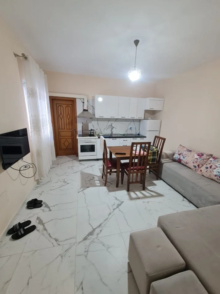Tirane, jepet me qera apartament 1+1+Ballkon Kati 2, 78 m² 400 € (Kinostudio)