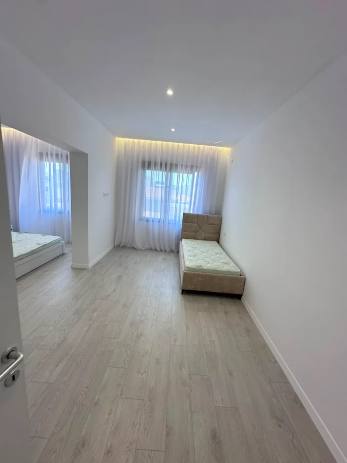 Durres, jepet me qera apartament 3+1 Kati 3, 150 m² 500 € (Shkozet,Durres)