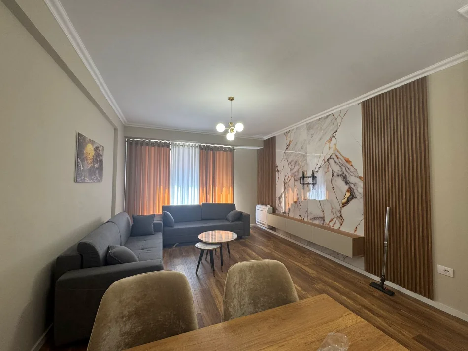 Tirane, jepet me qera apartament 1+1+Ballkon Kati 3, 70 m² 500 € (urban gate)