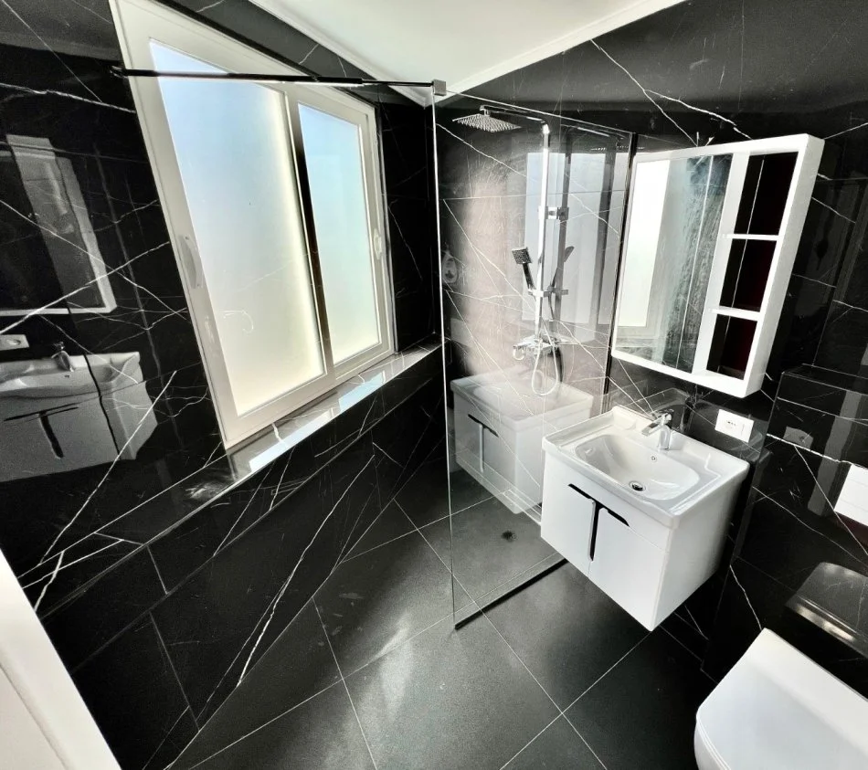 Tirane, jepet me qera apartament 2+1+Ballkon Kati 9, 134 m² 1.000 € (Shkolla e Baletit)