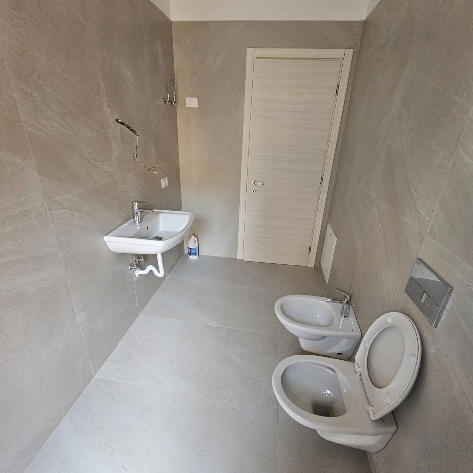 Tirane, jepet me qera zyre Kati 3, 64 m² 950 € (Myslym Shyri)