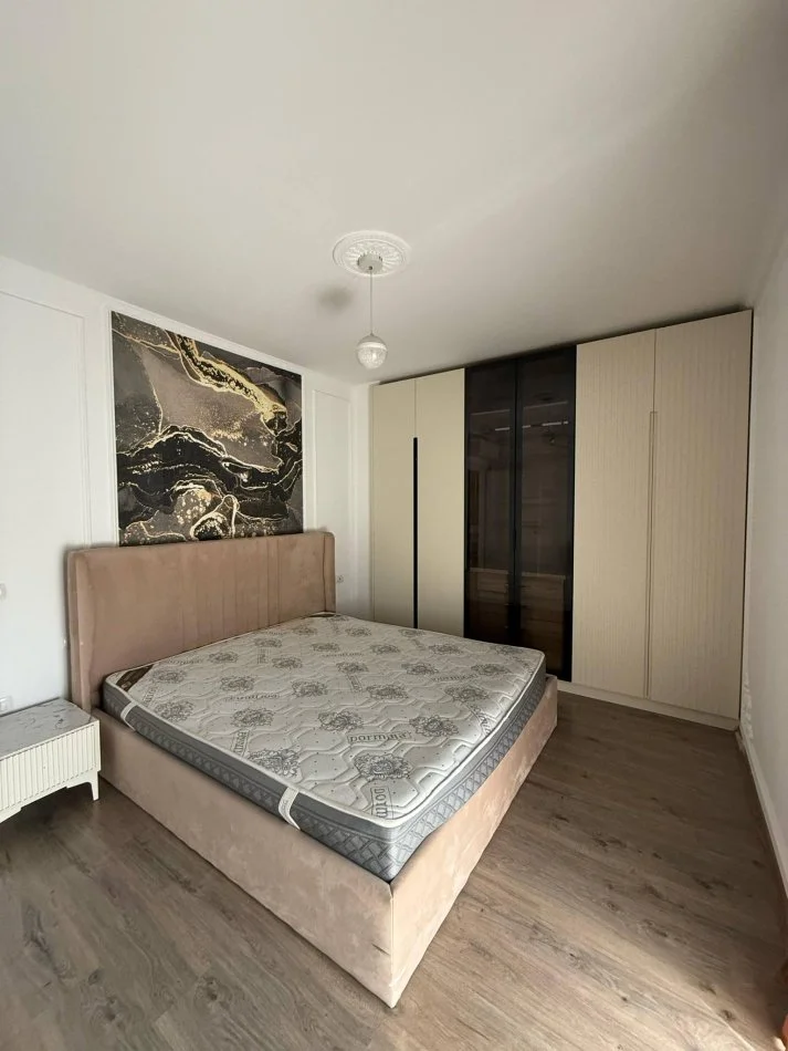 Tirane, jepet me qera apartament 2+1+Ballkon Kati 6, 95 m² 700 € (KOMPLEKSI FIORI DI BOSKO)