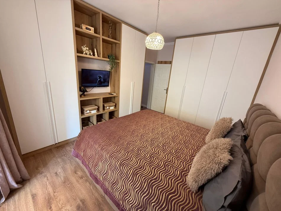 Tirane, jepet me qera apartament 2+1 Kati 3, 96 m² 700 € (Rruga e Bogdaneve)