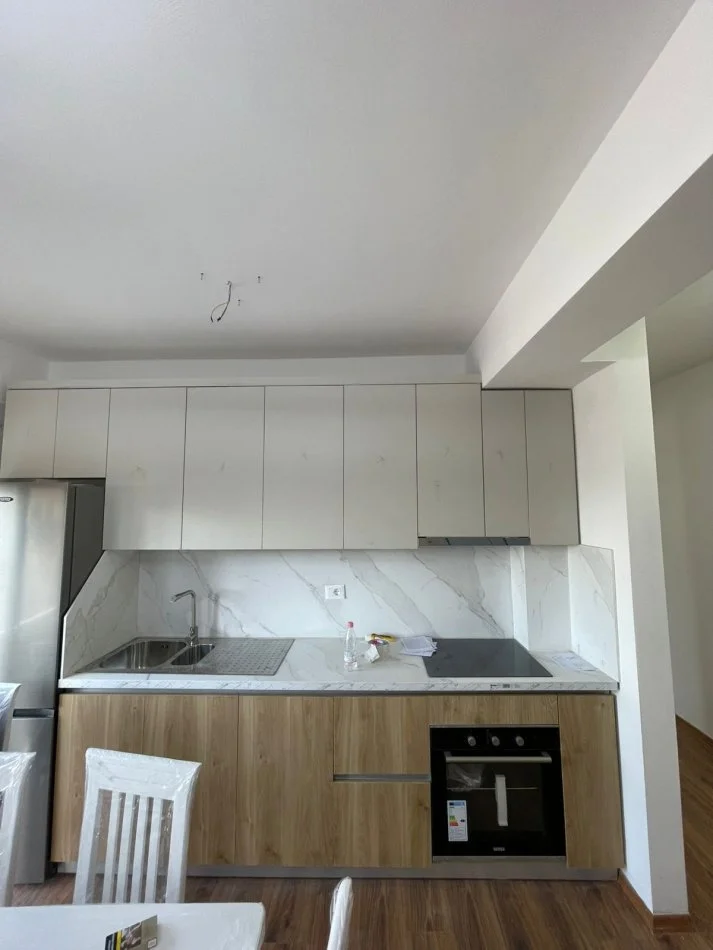 Tirane, jepet me qera apartament 2+1+Ballkon+Post Parkimi,  Kati 2, 99 m² 700 € (Rezidneca Kodra e Diellit 2 )