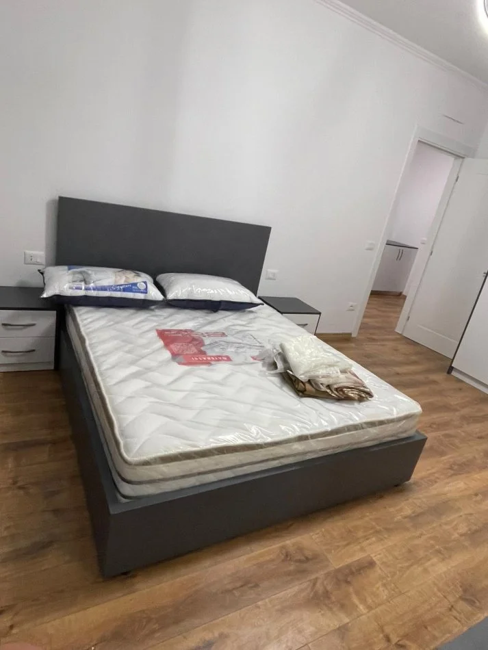 Tirane, jepet me qera apartament 1+1+Ballkon Kati 3, 70 m² 500 € (Jordan Misja)