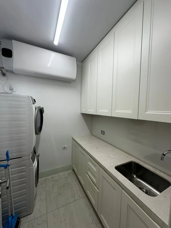 Tirane, jepet me qera apartament 3+1 Kati 6, 130 m² 1.500 € (Kristal Center , Rruga Prokop Mima)