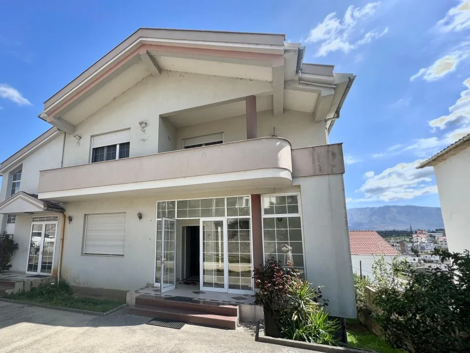 Tirane, jepet me qera Vile 3+1+Aneks+Ballkon Kati 1, 140 m² 650 € (sauk)