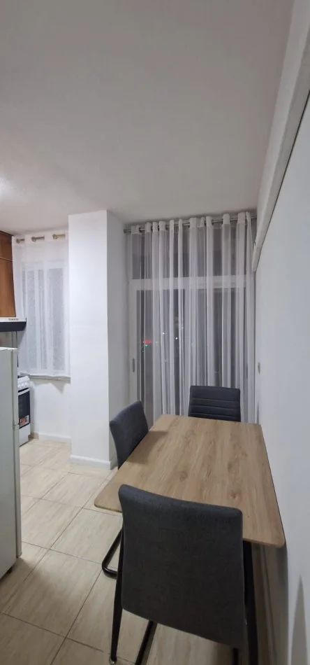 Tirane, jepet me qera apartament 1+1+Ballkon Kati 3, 63 m² 680 € (rruga Komuna Parisit)