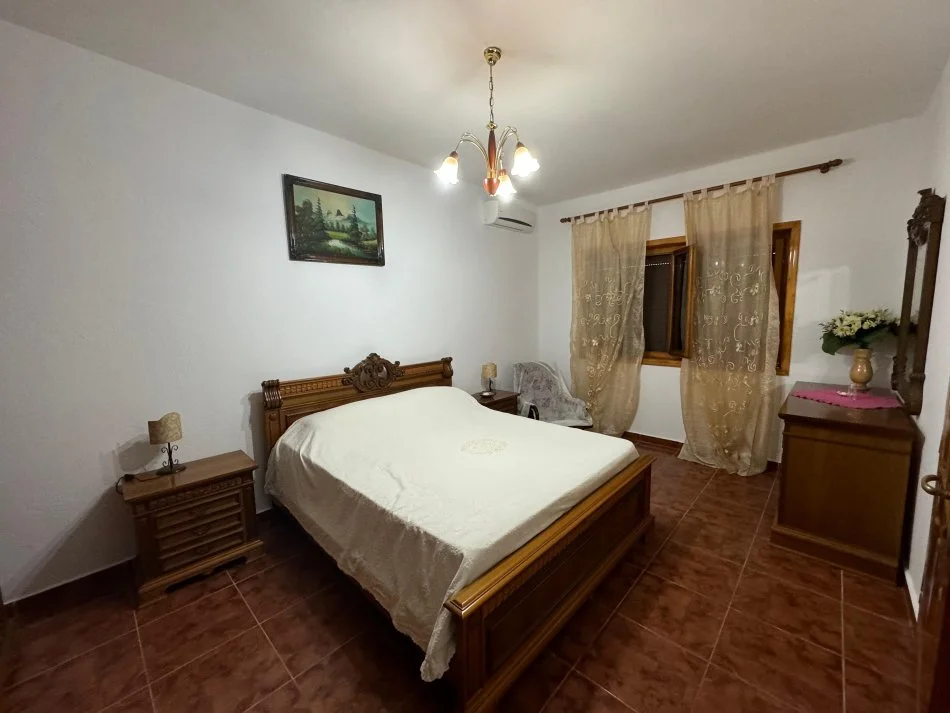 SHTEPI PRIVATE 1 KAT ME OBORR, POST PARKIMI RR. ELBASANIT 450 EURO