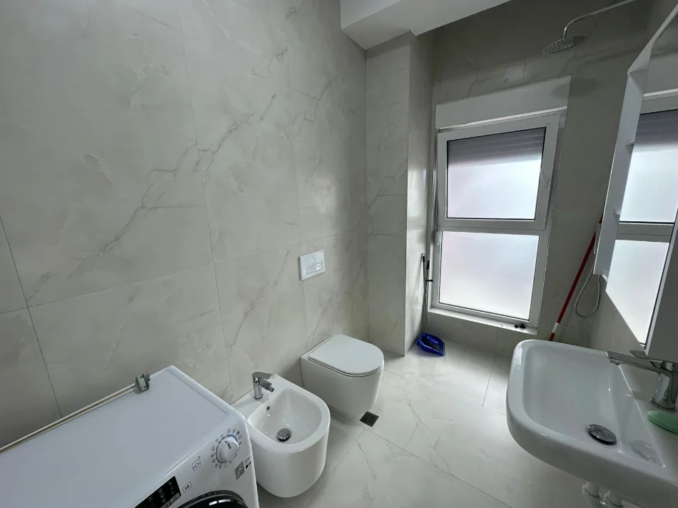 Tirane, jepet me qera apartament 1+1+Ballkon Kati 8, 60 m² 400 € (Rruga Pasho Hysa)