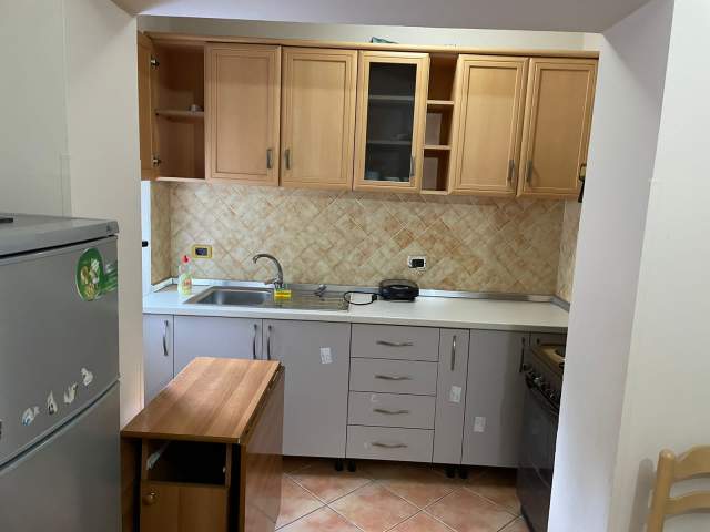 Tirane, jepet me qera apartament 2+1+A Kati 1, 90 m² 350 Euro (Brryli)