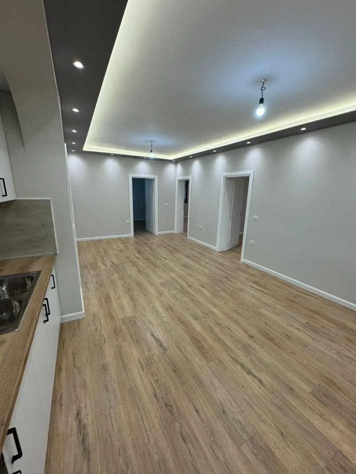 Tirane, jepet me qera apartament 3+1+Ballkon Kati 2, 120 m² 500 € (Laprake)