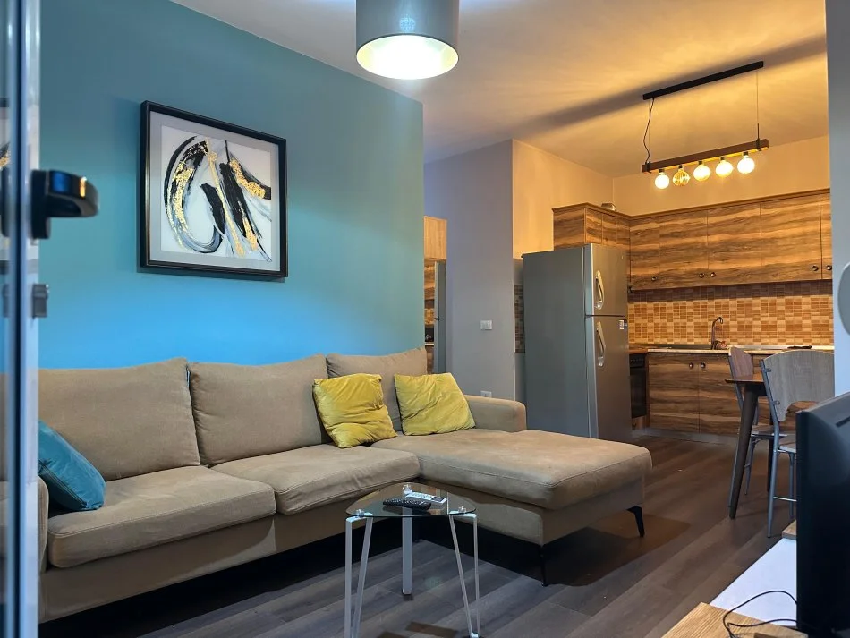 Tirane, jepet me qera apartament 1+1 , 80 m² 600 € (Rruga e Kavajes)