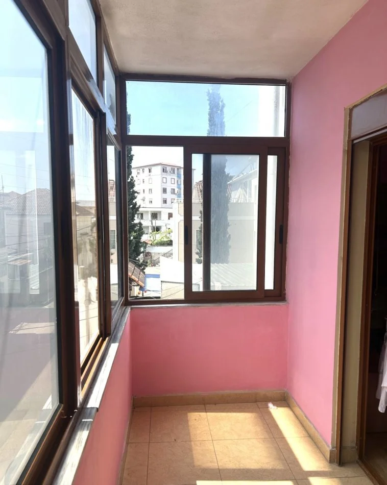 Tirane, jepet me qera apartament 2+1+Ballkon Kati 2, 105 m² 390 € (rruga Jordan Misja)