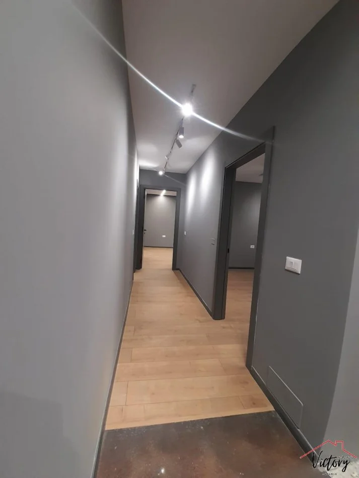 Tirane, jepet me qera 2+1 Kati 6, 159 m² 550 € (Shkoze)