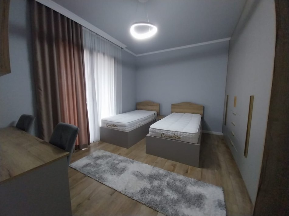 Tirane, jepet me qera apartament 2+1+Ballkon Kati 3, 110 m² 1.200 € (Liqeni i Thate)