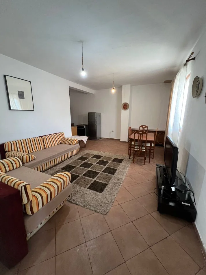 Tirane, jepet me qera apartament 1+1+Ballkon Kati 2, 60 m² 300 €