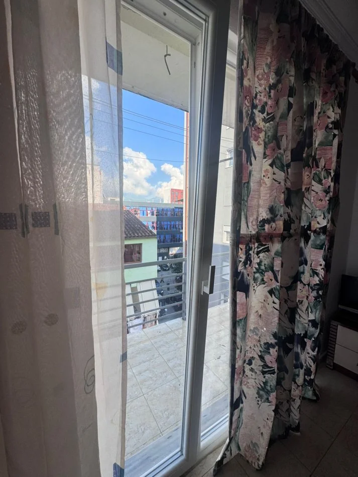 Tirane, jepet me qera apartament 1+1+Ballkon Kati 4, 65 m² 350 € (rruga 5 Maj)