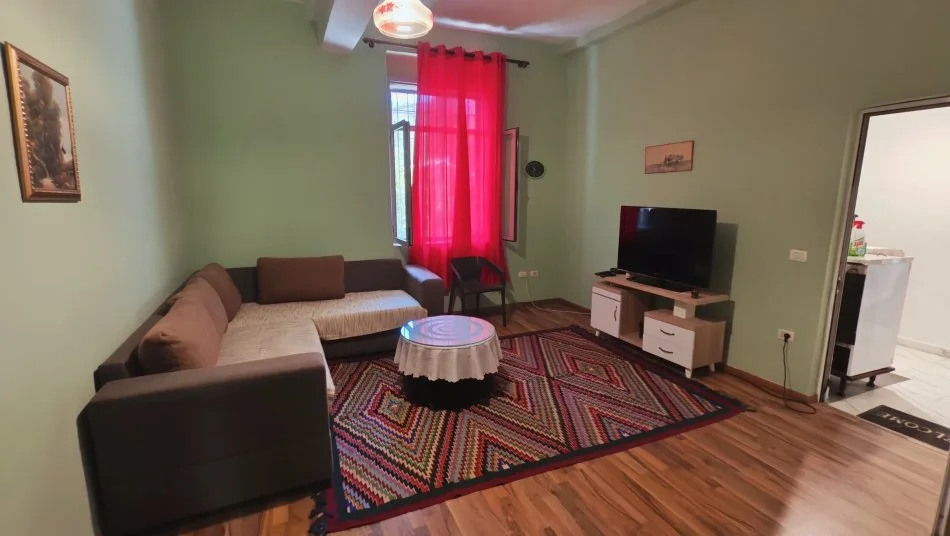 Tirane, jepet me qera apartament 1+1 Kati 1, 78 m² 400 € (Myslym Shyri)