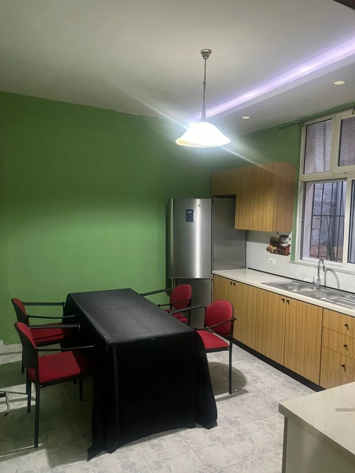 Tirane, jepet me qera apartament 3+1 , 800 € (Siri kodra)