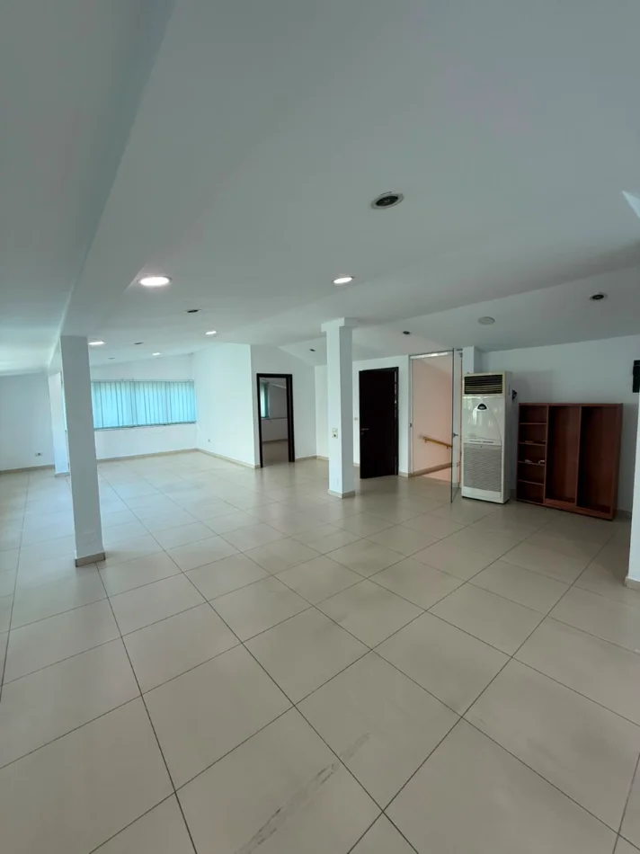 Tirane, jepet me qera ambjent biznesi Kati 2, 230 m² 1.500 € (Brryli)