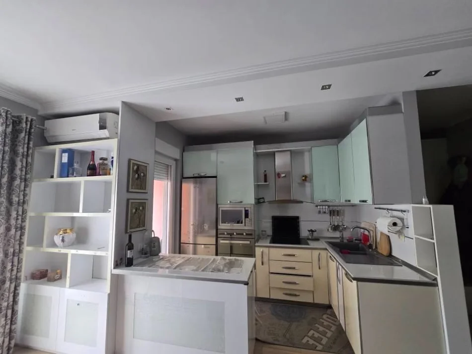 Tirane, jepet me qera apartament 2+1 Kati 4, 90 m² 600 € (Kompleksi Kontakt ,Ish Parku)