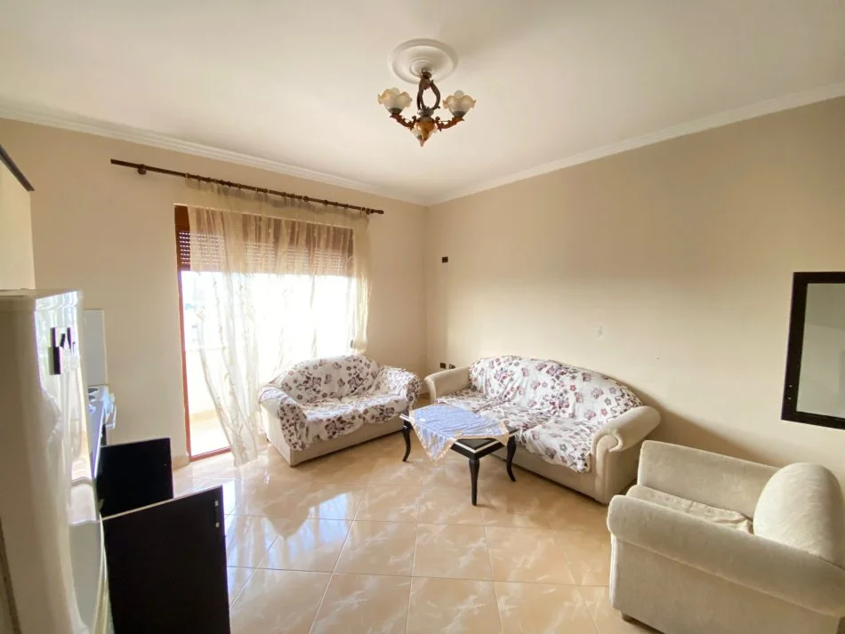 Tirane, jepet me qera 1+1 , 300 € 