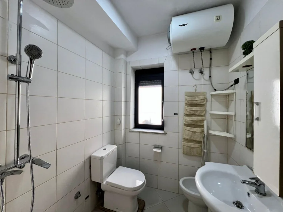 Tirane, jepet me qera apartament 1+1+Ballkon Kati 2, 60 m² 500 € (Ish Tregu Elektrik)