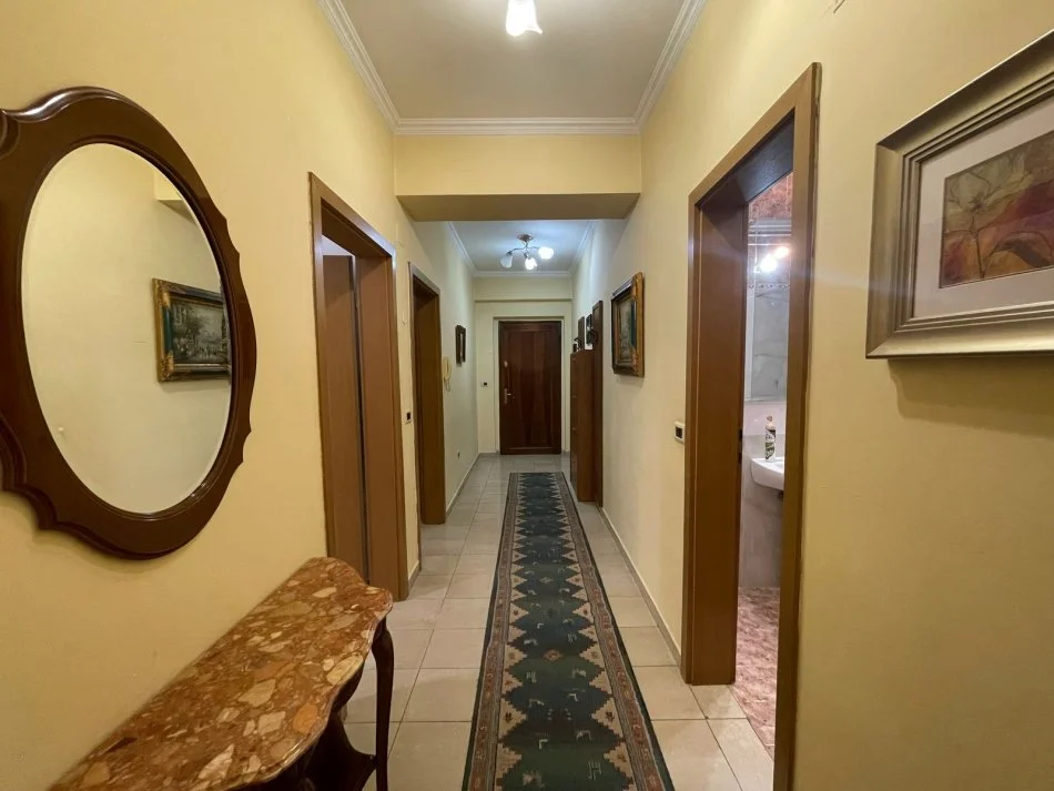 Tirane, jepet me qera apartament 2+1+Ballkon Kati 7, 90 m² 800 € (Blloku)