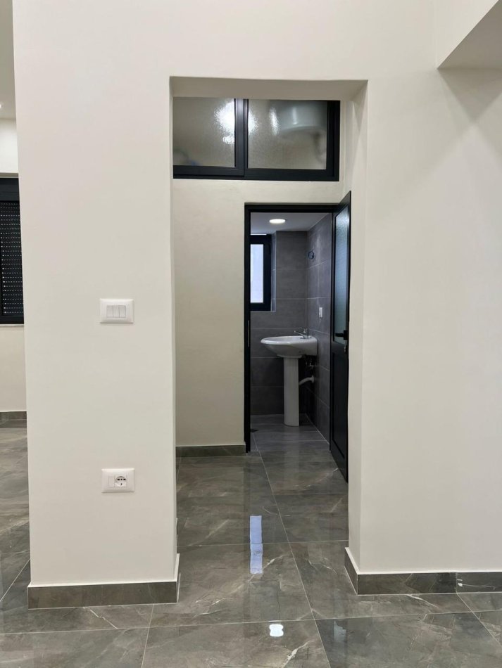 Tirane, shitet dyqan Kati 0, 70 m² (Tirane e Re)