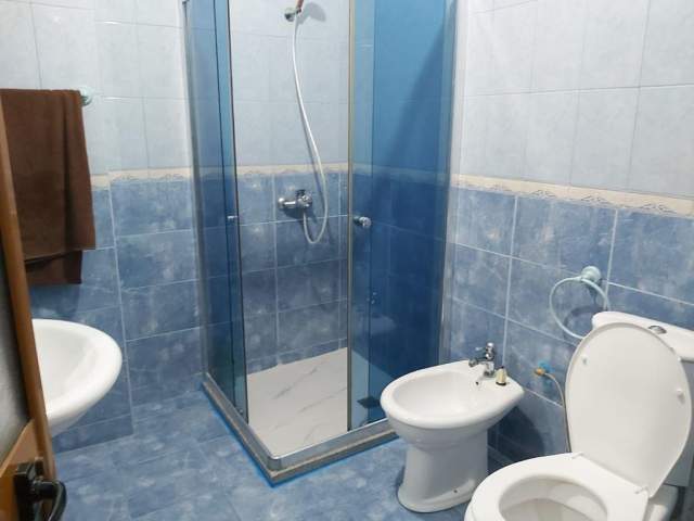 Tirane, jepet me qera apartament 2+1 Kati 4, 80 m² 400 Euro (prane pallateve te Arabit)