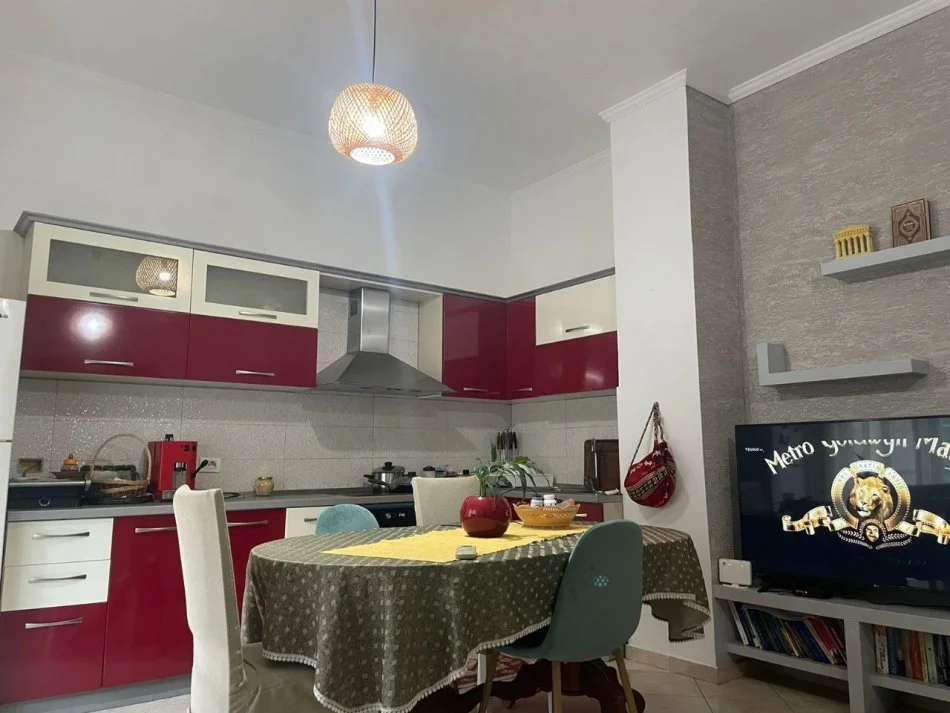 Tirane, jepet me qera apartament 2+1 Kati 2, 93 m² 500 € (rruga Bill Klinton)