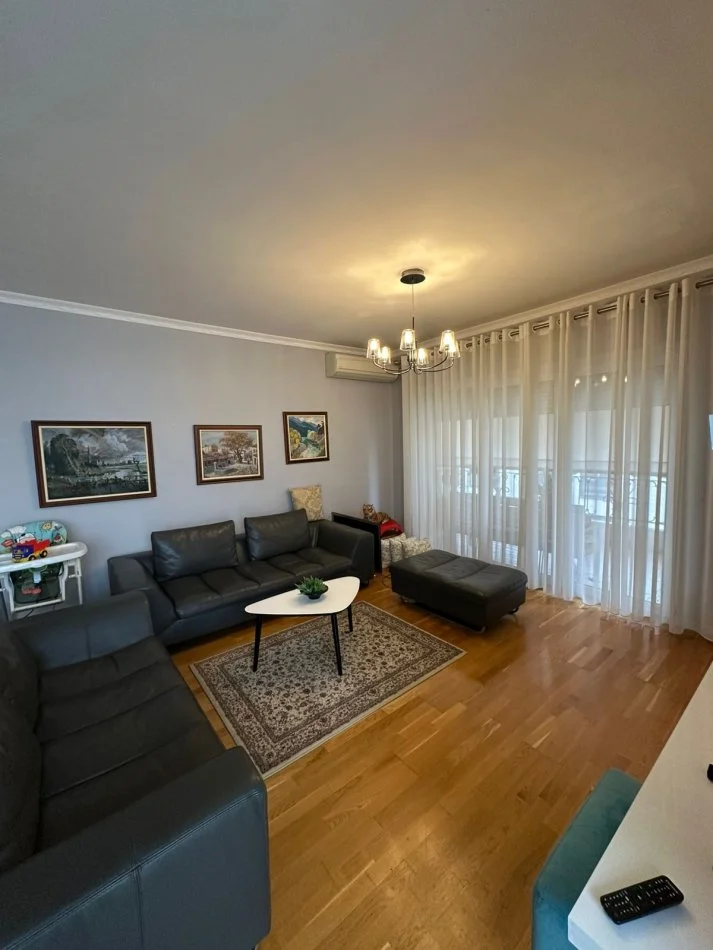 Tirane, jepet me qera apartament 2+1 Kati 6, 120 m² 900 € (Liqeni i thate)