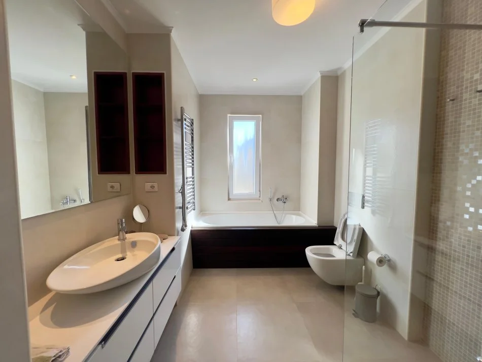 Tirane, jepet me qera Vile 5+1+Aneks+Ballkon , 593 m² 4.500 € (teg)