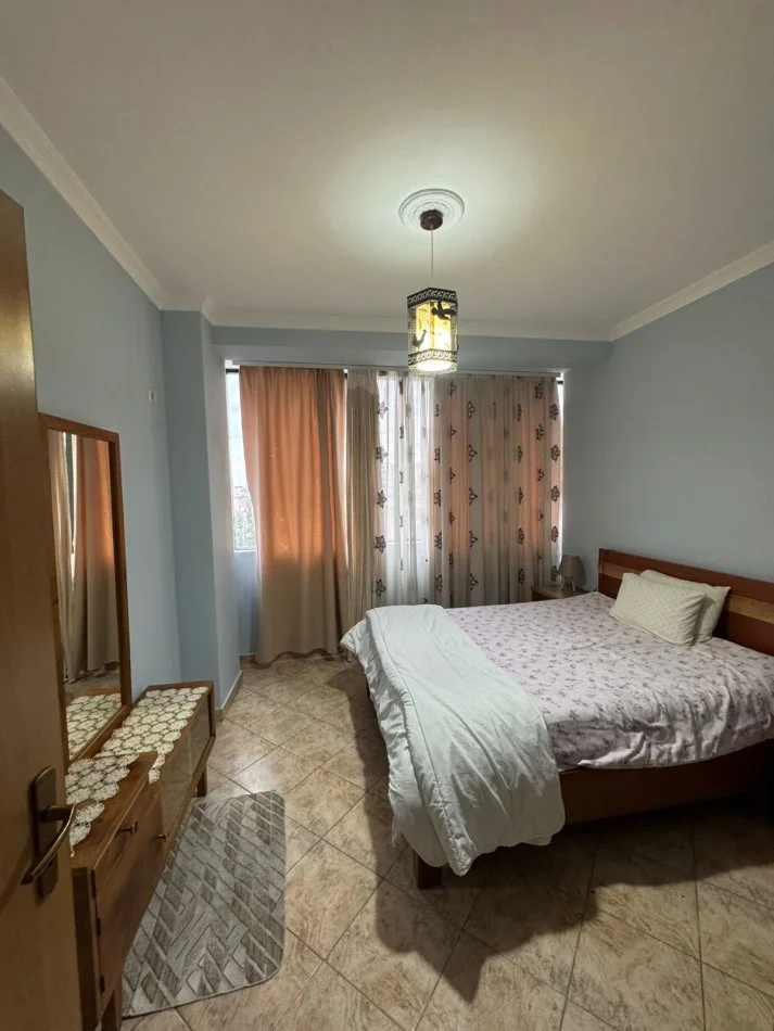 Tirane, jepet me qera apartament 2+1+Ballkon Kati 4, 130 m² 700 € 