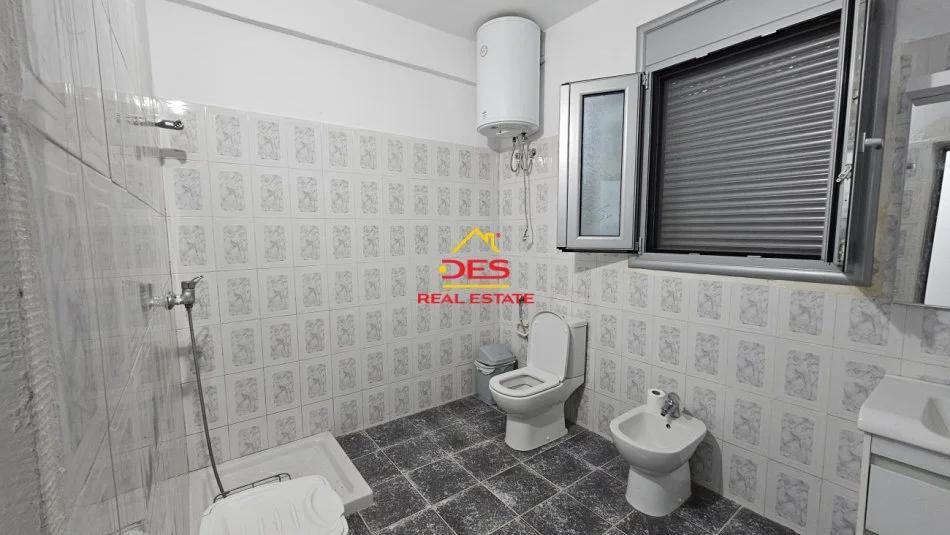 Vlore, jepet me qera shtepi 2+1+Ballkon Kati 0, 100 m² 350 € (Rruga Janaq Kilica)