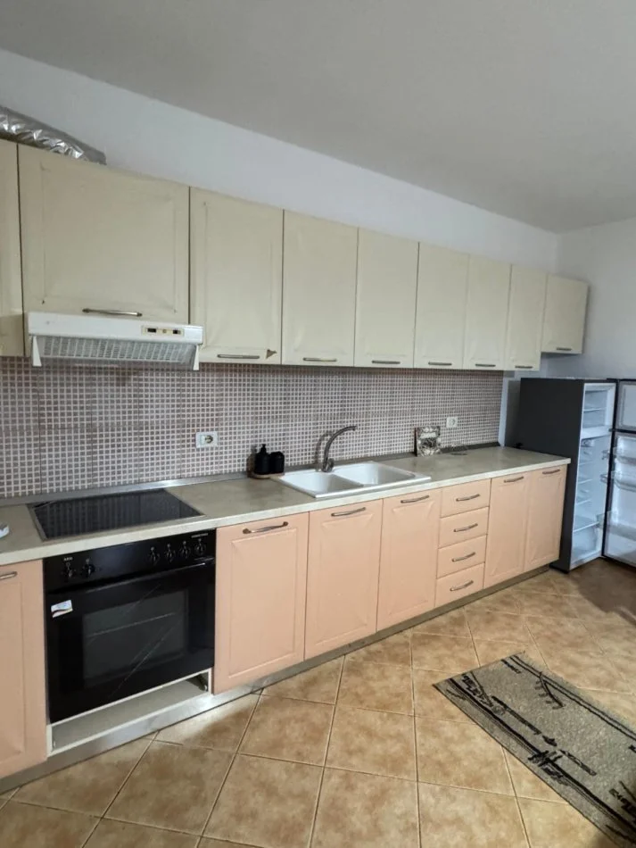 Tirane, jepet me qera apartament 1+1 Kati 3, 70 m² 500 € (Ambasada Amerikane)
