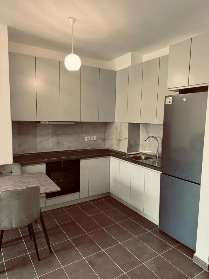 Tirane, jepet me qera apartament 1+1 Kati 3, 75 m² 400 € (Rruga Sabaudin Gabrani)