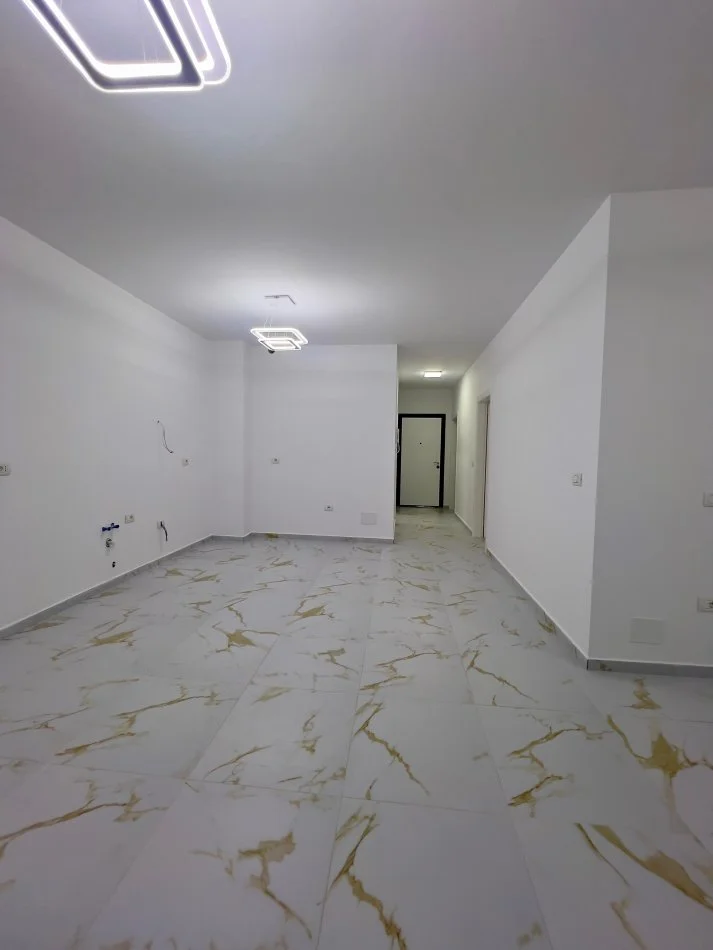 Tirane, jepet me qera apartament 2+1+Ballkon Kati 1, 120 m² 800 € (Tregu elektrik)