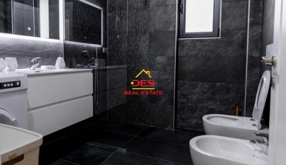 Vlore, jepet me qera apartament 2+1+Ballkon Kati 4, 110 m² 500 € (Rruga Murat Tërbaçi)