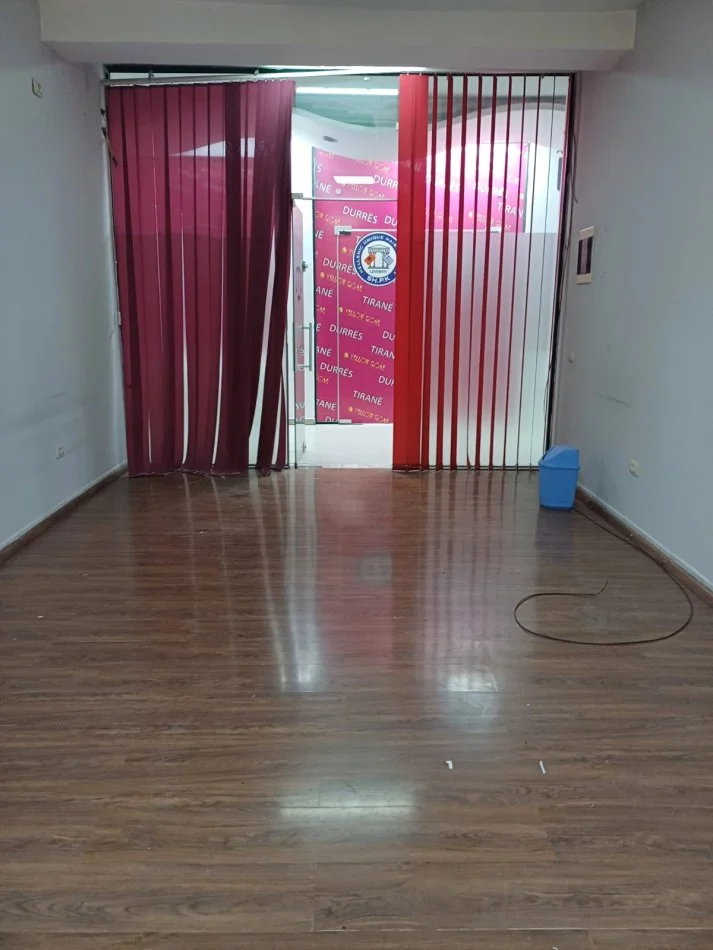 Tirane, jepet me qera zyre , 28 m² 30.000  lek (Bul Gjergj Fishta k1)
