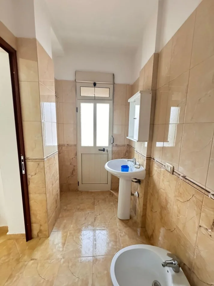 Durres, jepet me qera shtepi 2+1+2 Kati 2, 100 m² 400 € (STACIONI TRENIT DURRES!)