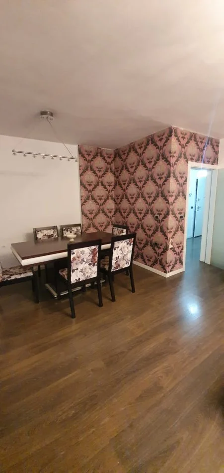 Tirane, jepet me qera apartament 2+1+Ballkon Kati 5, 100 m² 500 € (pran Petro Ninit)