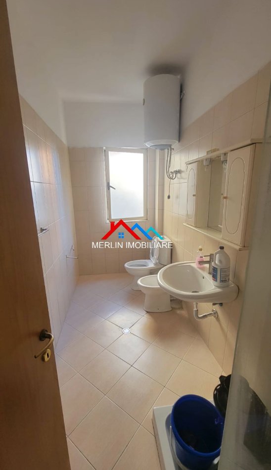 Tirane, jepet me qera apartament 2+1+Ballkon Kati 2, 90 m² 670 € (RRUGA HIM KOLLI,RRUGA E KAVAJES.)
