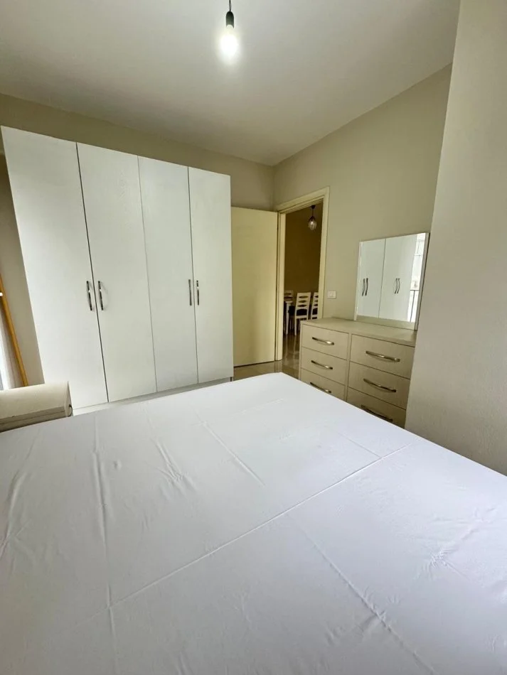 Tirane, jepet me qera apartament 2+1+Ballkon Kati 3, 100 m² 650 € 