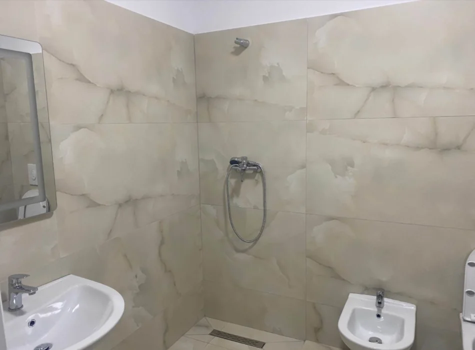 Tirane, jepet me qera apartament 2+1+Ballkon Kati 5, 100 m² 350 € (Rrethi Ullirit, Kamez)