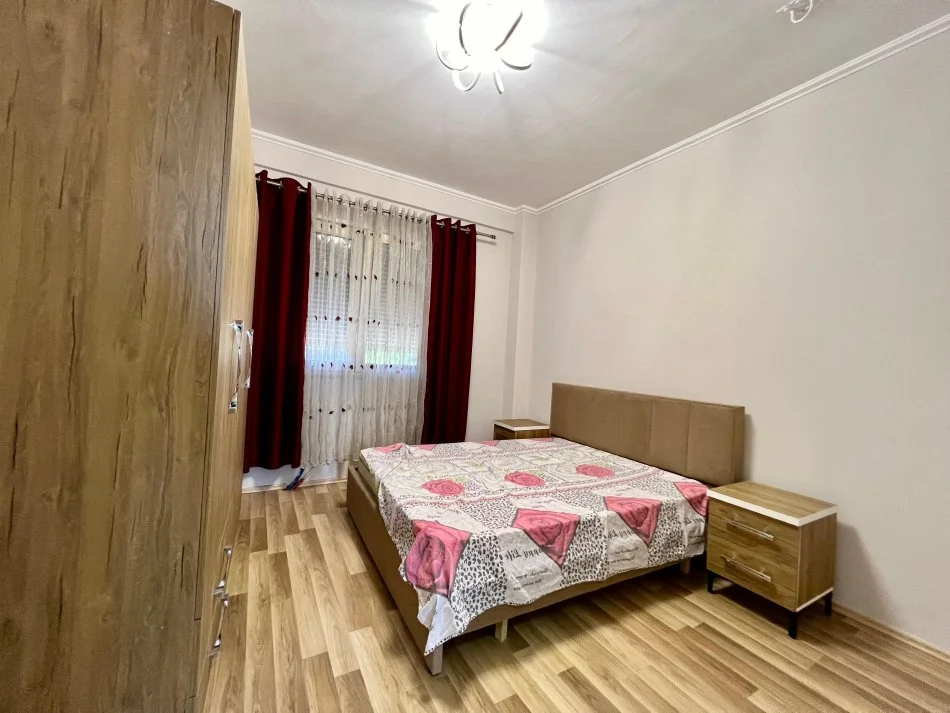 Tirane, jepet me qera apartament 1+1+Ballkon Kati 5, ME ASHENSOR , 350 € (Rr.Sotir Caci, Fresk)