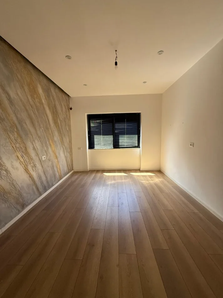 Tirane, jepet me qera ambjent biznesi Kati 3, 72 m² 1.000 € (ish blloku)