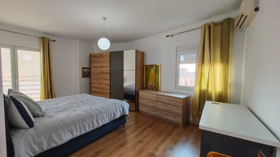 Tirane, jepet me qera , (Komuna e parisit)
